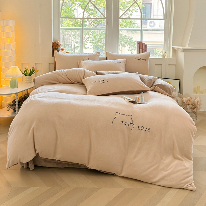 91家纺网 家纺一手货源 找家纺 梦恬佳 2025新款亲肤舒适牛奶绒刺绣四件套 杏+米咖