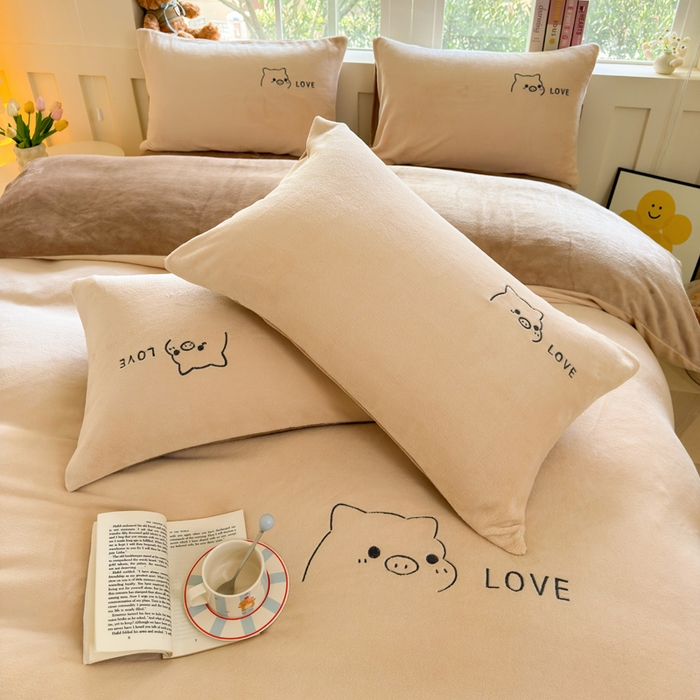 91家纺网 家纺一手货源 找家纺 梦恬佳 2025新款亲肤舒适牛奶绒刺绣四件套 杏+米咖