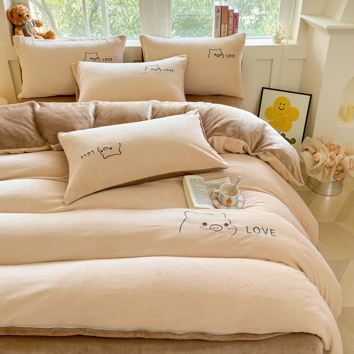 91家纺网 家纺一手货源 找家纺 梦恬佳 2025新款亲肤舒适牛奶绒刺绣四件套 杏+米咖