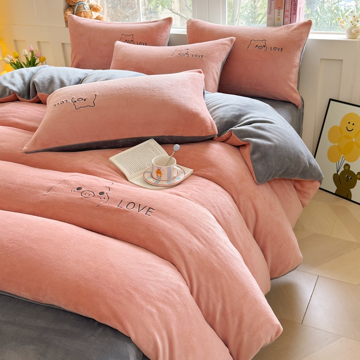 91家纺网 家纺一手货源 找家纺 梦恬佳 2025新款亲肤舒适牛奶绒刺绣四件套 豆沙+太空灰