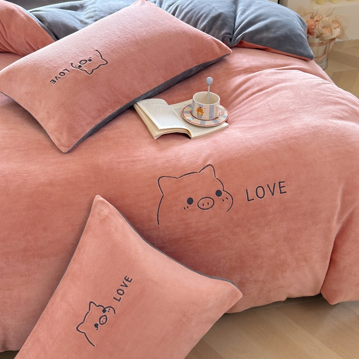 91家纺网 家纺一手货源 找家纺 梦恬佳 2025新款亲肤舒适牛奶绒刺绣四件套 豆沙+太空灰