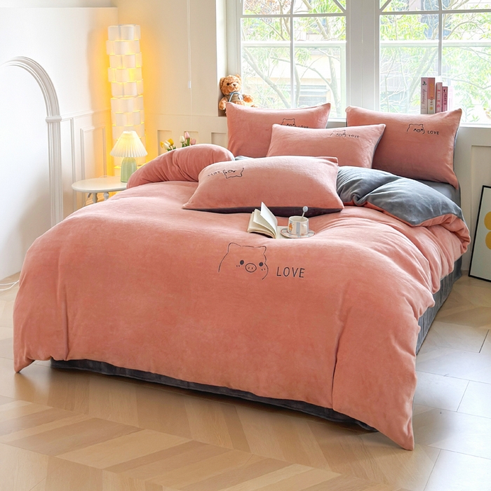 91家纺网 家纺一手货源 找家纺 梦恬佳 2025新款亲肤舒适牛奶绒刺绣四件套 豆沙+太空灰