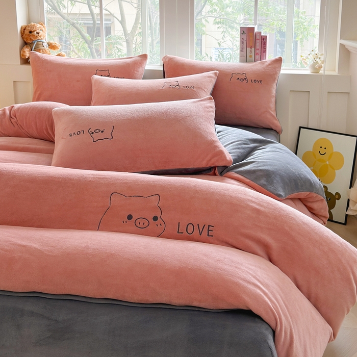 91家纺网 家纺一手货源 找家纺 梦恬佳 2025新款亲肤舒适牛奶绒刺绣四件套 豆沙+太空灰