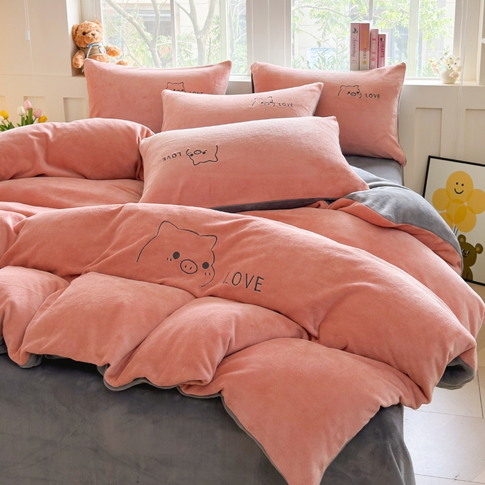 91家纺网 家纺一手货源 找家纺 梦恬佳 2025新款亲肤舒适牛奶绒刺绣四件套 豆沙+太空灰