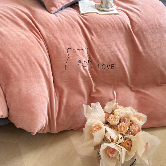 91家纺网 家纺一手货源 找家纺 梦恬佳 2025新款亲肤舒适牛奶绒刺绣四件套 豆沙+太空灰