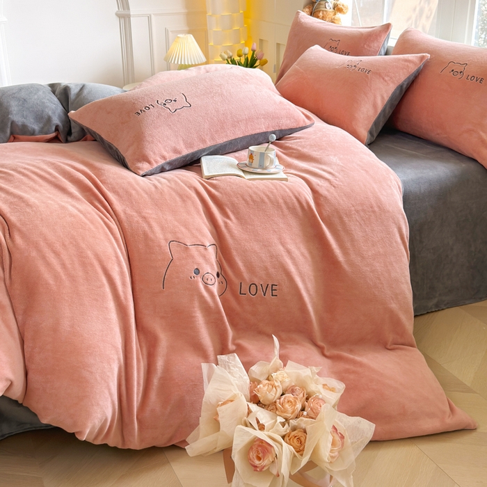 91家纺网 家纺一手货源 找家纺 梦恬佳 2025新款亲肤舒适牛奶绒刺绣四件套 豆沙+太空灰