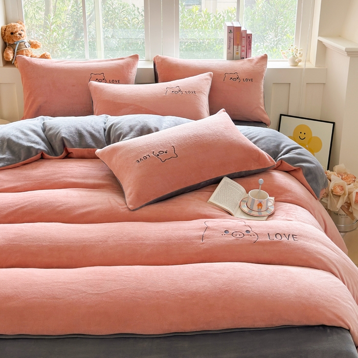 91家纺网 家纺一手货源 找家纺 梦恬佳 2025新款亲肤舒适牛奶绒刺绣四件套 豆沙+太空灰