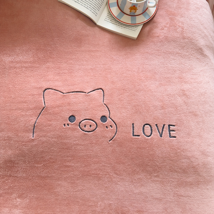 91家纺网 家纺一手货源 找家纺 梦恬佳 2025新款亲肤舒适牛奶绒刺绣四件套 豆沙+太空灰