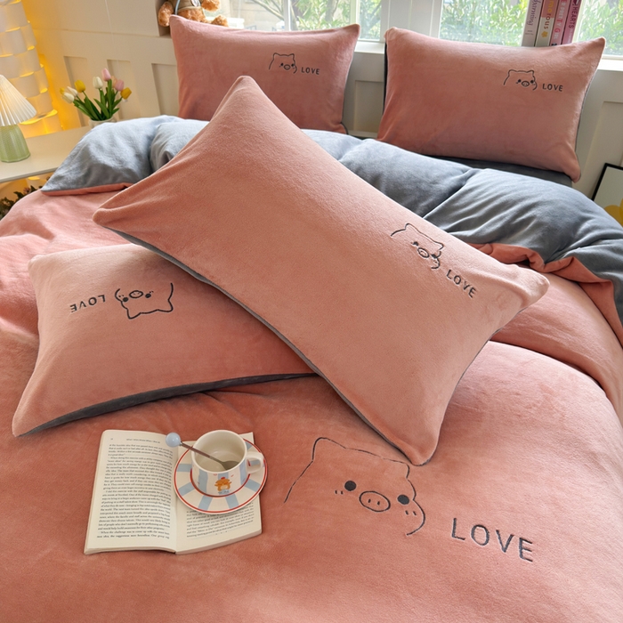 91家纺网 家纺一手货源 找家纺 梦恬佳 2025新款亲肤舒适牛奶绒刺绣四件套 豆沙+太空灰