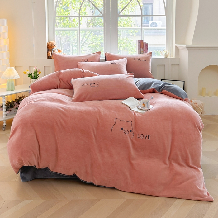 91家纺网 家纺一手货源 找家纺 梦恬佳 2025新款亲肤舒适牛奶绒刺绣四件套 豆沙+太空灰