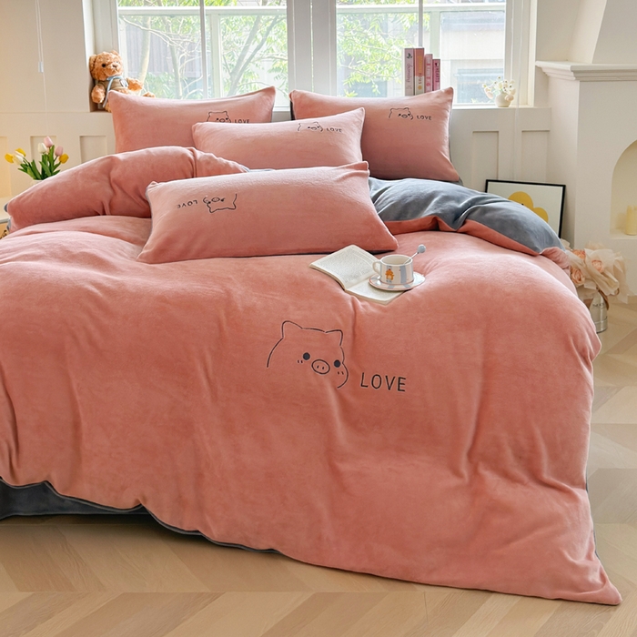 91家纺网 家纺一手货源 找家纺 梦恬佳 2025新款亲肤舒适牛奶绒刺绣四件套 豆沙+太空灰