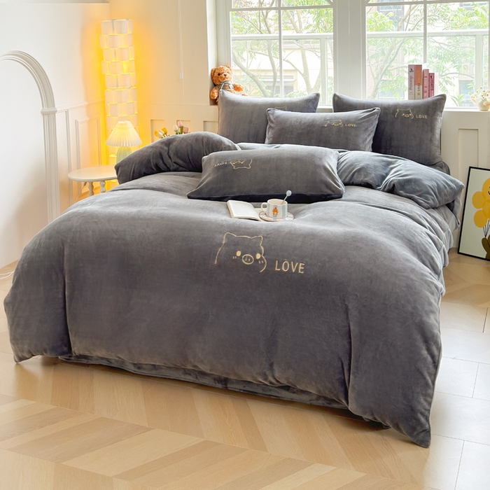 91家纺网 家纺一手货源 找家纺 梦恬佳 2025新款亲肤舒适牛奶绒刺绣四件套 高级灰