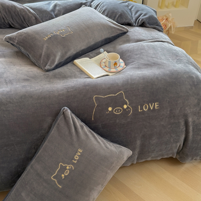 91家纺网 家纺一手货源 找家纺 梦恬佳 2025新款亲肤舒适牛奶绒刺绣四件套 高级灰