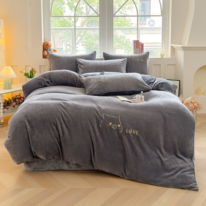 91家纺网 家纺一手货源 找家纺 梦恬佳 2025新款亲肤舒适牛奶绒刺绣四件套 高级灰