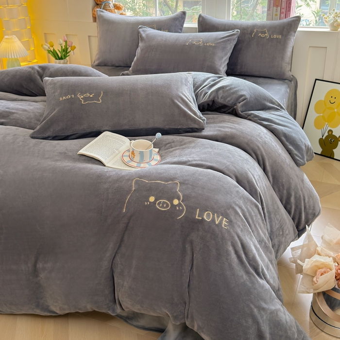 91家纺网 家纺一手货源 找家纺 梦恬佳 2025新款亲肤舒适牛奶绒刺绣四件套 高级灰