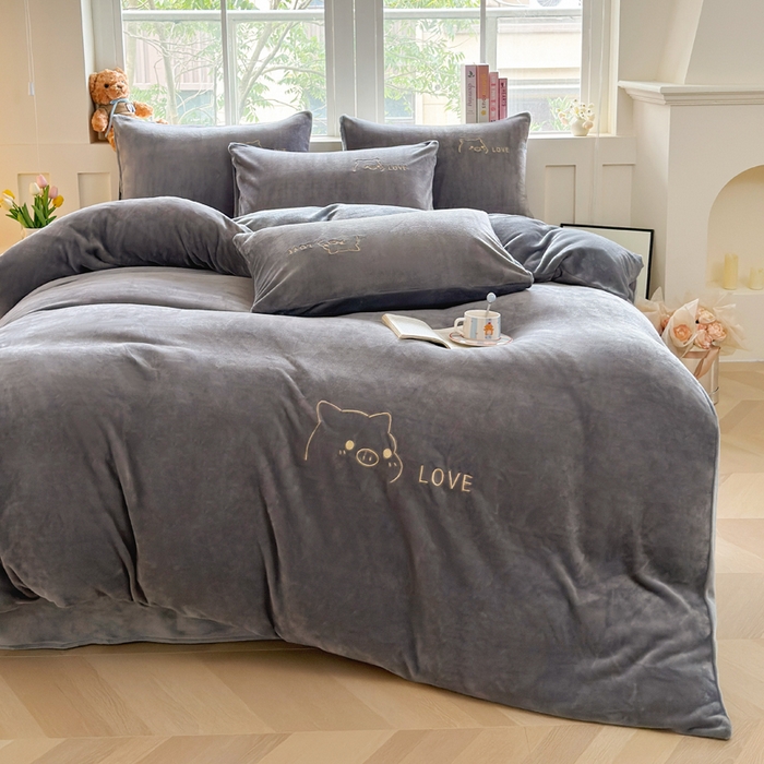 91家纺网 家纺一手货源 找家纺 梦恬佳 2025新款亲肤舒适牛奶绒刺绣四件套 高级灰