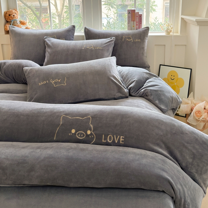 91家纺网 家纺一手货源 找家纺 梦恬佳 2025新款亲肤舒适牛奶绒刺绣四件套 高级灰