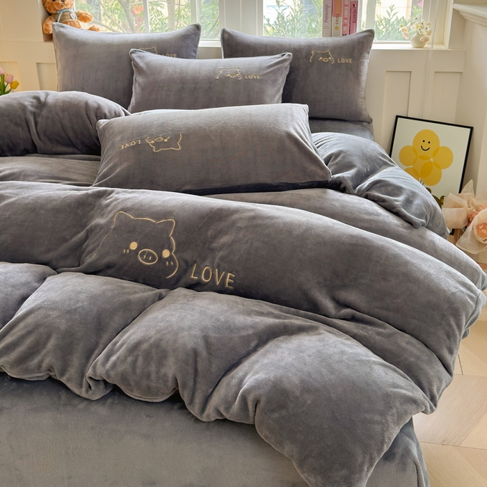 91家纺网 家纺一手货源 找家纺 梦恬佳 2025新款亲肤舒适牛奶绒刺绣四件套 高级灰