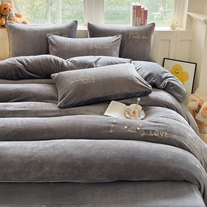 91家纺网 家纺一手货源 找家纺 梦恬佳 2025新款亲肤舒适牛奶绒刺绣四件套 高级灰