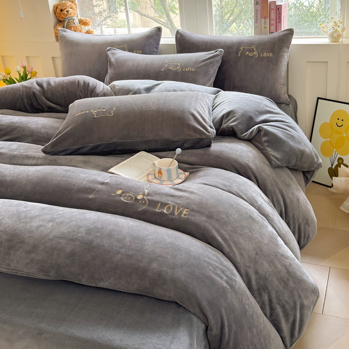 91家纺网 家纺一手货源 找家纺 梦恬佳 2025新款亲肤舒适牛奶绒刺绣四件套 高级灰