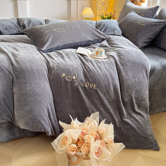 91家纺网 家纺一手货源 找家纺 梦恬佳 2025新款亲肤舒适牛奶绒刺绣四件套 高级灰