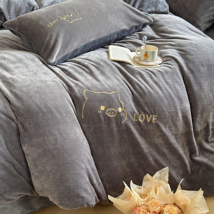 91家纺网 家纺一手货源 找家纺 梦恬佳 2025新款亲肤舒适牛奶绒刺绣四件套 高级灰