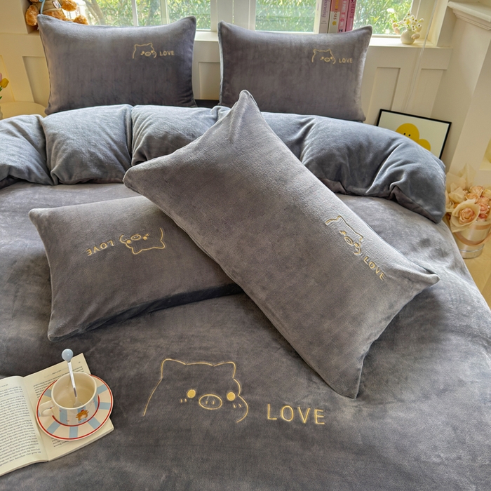 91家纺网 家纺一手货源 找家纺 梦恬佳 2025新款亲肤舒适牛奶绒刺绣四件套 高级灰