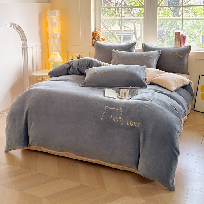 91家纺网 家纺一手货源 找家纺 梦恬佳 2025新款亲肤舒适牛奶绒刺绣四件套 高级灰+杏色