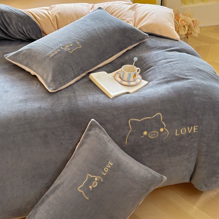 91家纺网 家纺一手货源 找家纺 梦恬佳 2025新款亲肤舒适牛奶绒刺绣四件套 高级灰+杏色