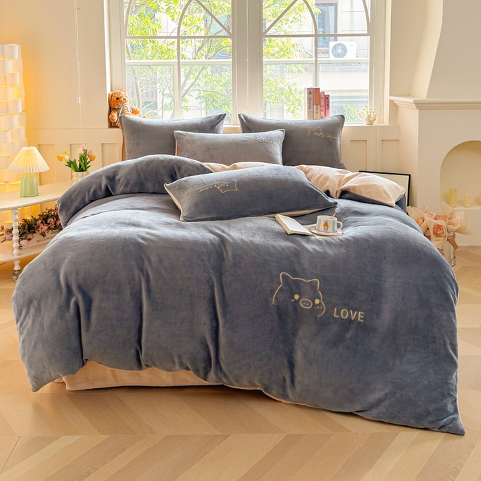 91家纺网 家纺一手货源 找家纺 梦恬佳 2025新款亲肤舒适牛奶绒刺绣四件套 高级灰+杏色