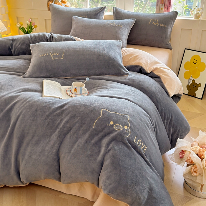 91家纺网 家纺一手货源 找家纺 梦恬佳 2025新款亲肤舒适牛奶绒刺绣四件套 高级灰+杏色