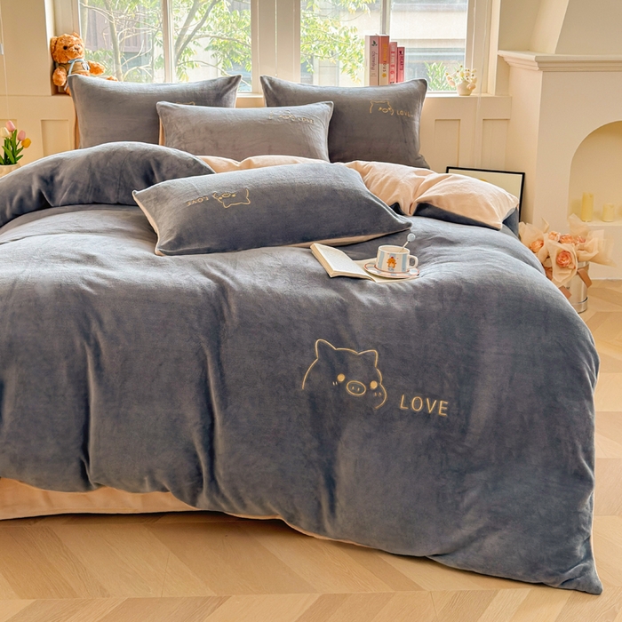 91家纺网 家纺一手货源 找家纺 梦恬佳 2025新款亲肤舒适牛奶绒刺绣四件套 高级灰+杏色