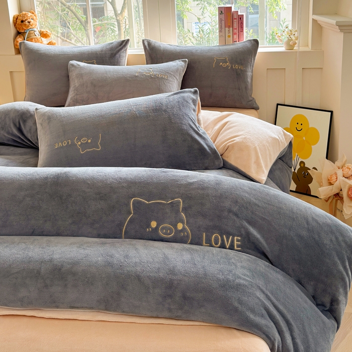 91家纺网 家纺一手货源 找家纺 梦恬佳 2025新款亲肤舒适牛奶绒刺绣四件套 高级灰+杏色