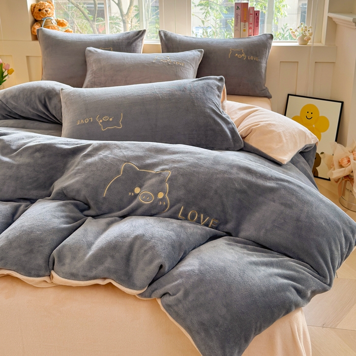 91家纺网 家纺一手货源 找家纺 梦恬佳 2025新款亲肤舒适牛奶绒刺绣四件套 高级灰+杏色