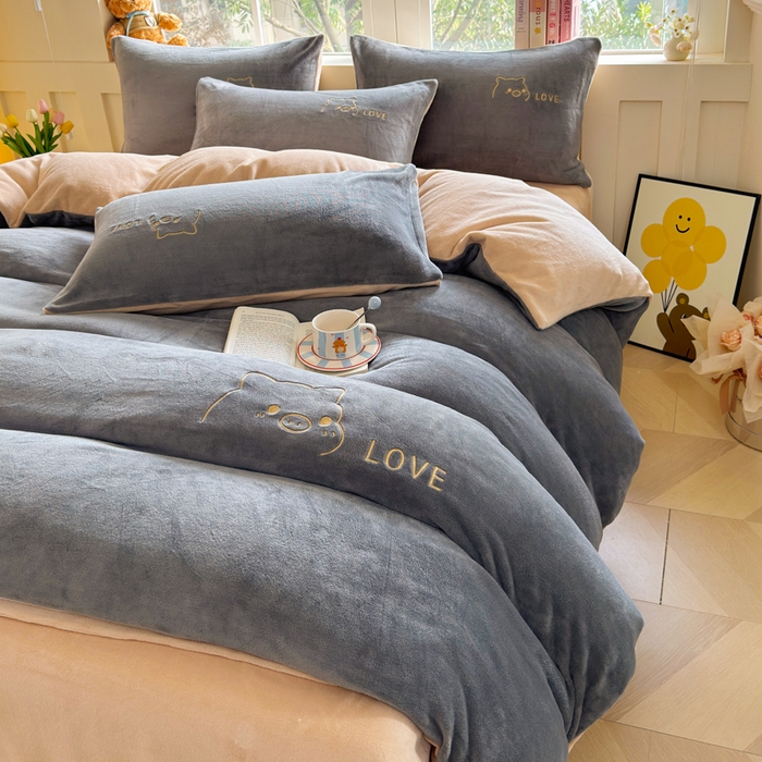 91家纺网 家纺一手货源 找家纺 梦恬佳 2025新款亲肤舒适牛奶绒刺绣四件套 高级灰+杏色