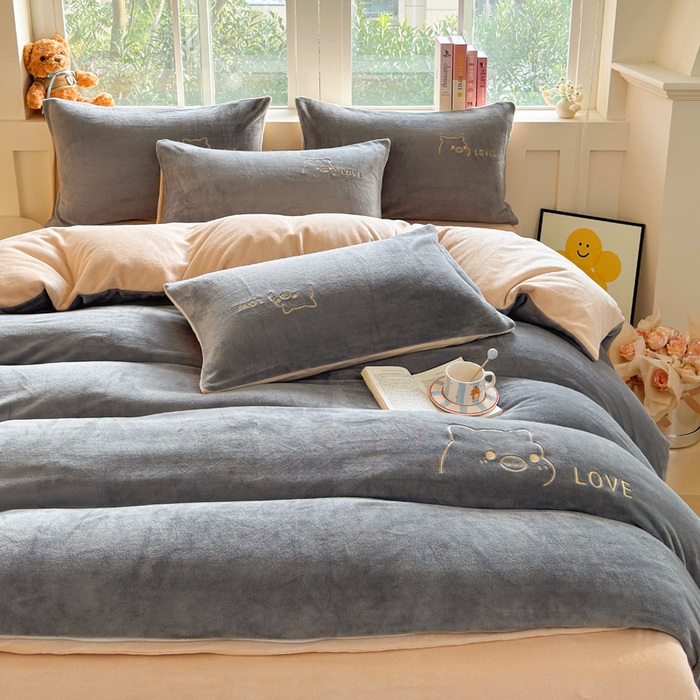 91家纺网 家纺一手货源 找家纺 梦恬佳 2025新款亲肤舒适牛奶绒刺绣四件套 高级灰+杏色