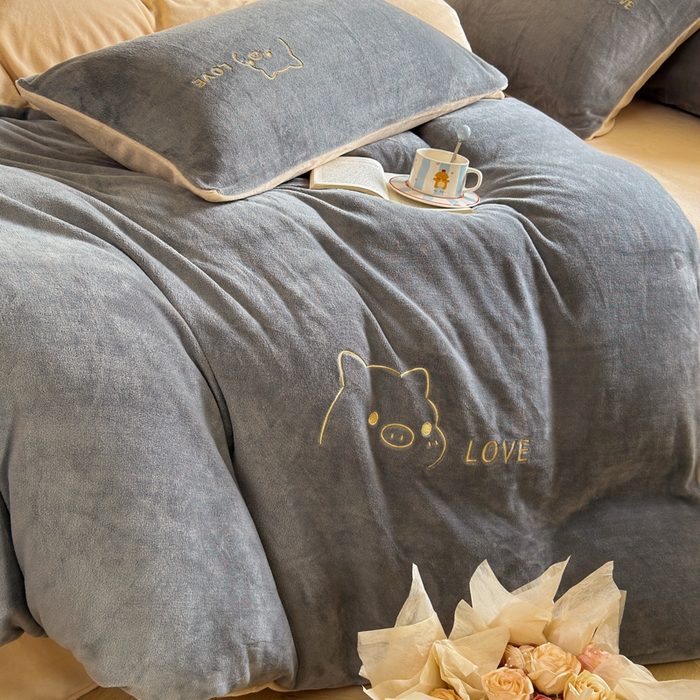 91家纺网 家纺一手货源 找家纺 梦恬佳 2025新款亲肤舒适牛奶绒刺绣四件套 高级灰+杏色