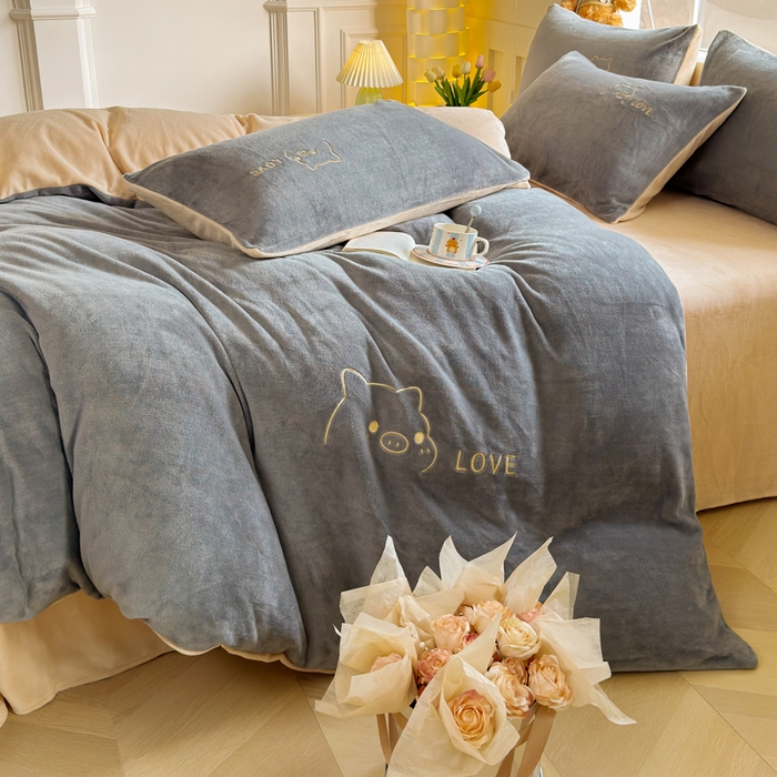 91家纺网 家纺一手货源 找家纺 梦恬佳 2025新款亲肤舒适牛奶绒刺绣四件套 高级灰+杏色