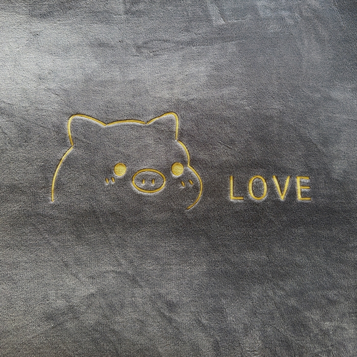 91家纺网 家纺一手货源 找家纺 梦恬佳 2025新款亲肤舒适牛奶绒刺绣四件套 高级灰+杏色