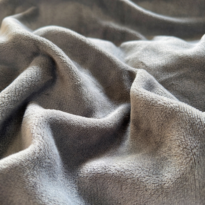 91家纺网 家纺一手货源 找家纺 梦恬佳 2025新款亲肤舒适牛奶绒刺绣四件套 高级灰+杏色