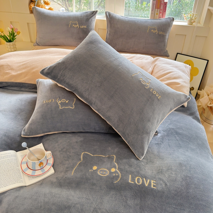 91家纺网 家纺一手货源 找家纺 梦恬佳 2025新款亲肤舒适牛奶绒刺绣四件套 高级灰+杏色