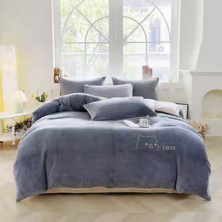 91家纺网 家纺一手货源 找家纺 梦恬佳 2025新款亲肤舒适牛奶绒刺绣四件套 高级灰+杏色