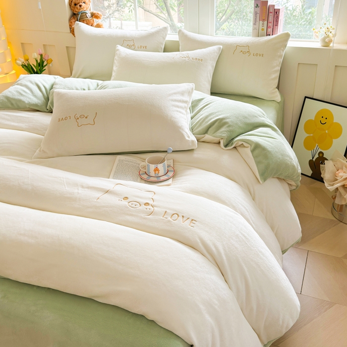 91家纺网 家纺一手货源 找家纺 梦恬佳 2025新款亲肤舒适牛奶绒刺绣四件套 奶白+新芽绿