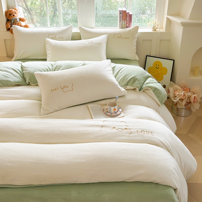 91家纺网 家纺一手货源 找家纺 梦恬佳 2025新款亲肤舒适牛奶绒刺绣四件套 奶白+新芽绿