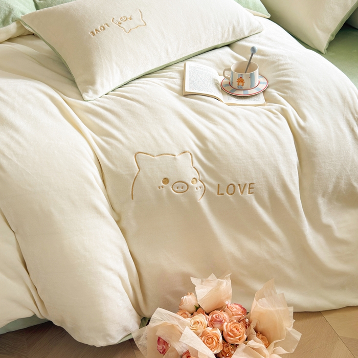 91家纺网 家纺一手货源 找家纺 梦恬佳 2025新款亲肤舒适牛奶绒刺绣四件套 奶白+新芽绿