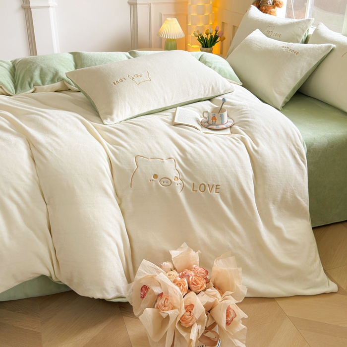 91家纺网 家纺一手货源 找家纺 梦恬佳 2025新款亲肤舒适牛奶绒刺绣四件套 奶白+新芽绿