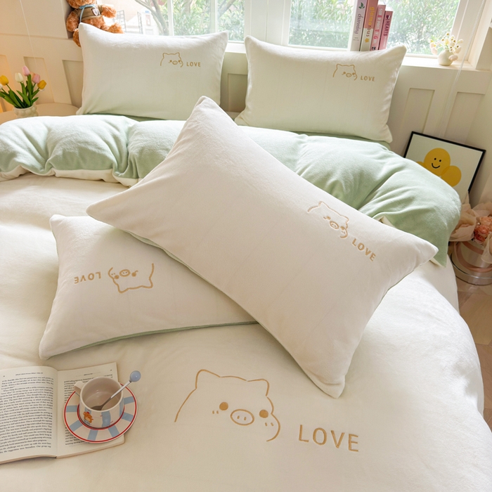 91家纺网 家纺一手货源 找家纺 梦恬佳 2025新款亲肤舒适牛奶绒刺绣四件套 奶白+新芽绿