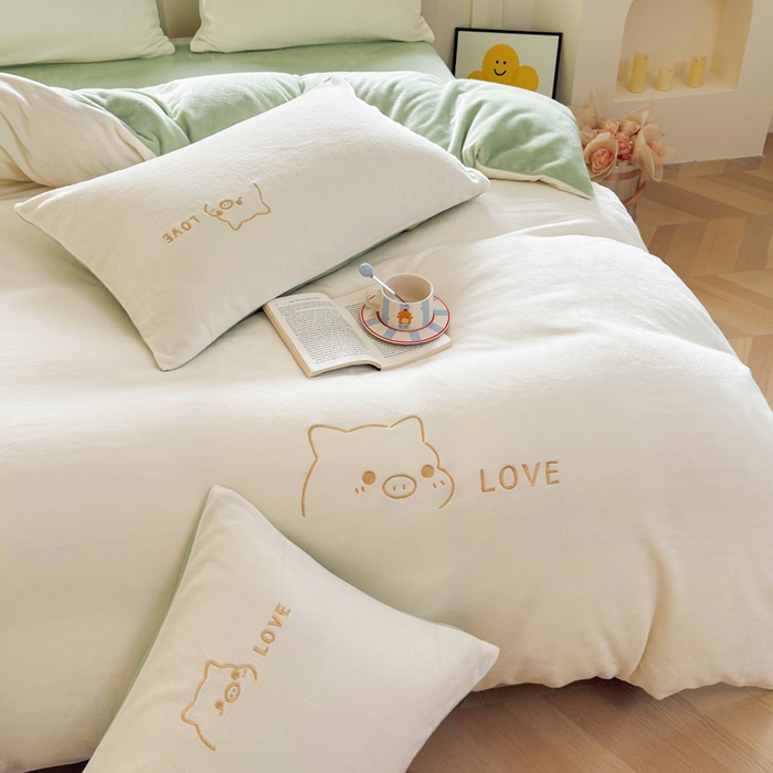 91家纺网 家纺一手货源 找家纺 梦恬佳 2025新款亲肤舒适牛奶绒刺绣四件套 奶白+新芽绿