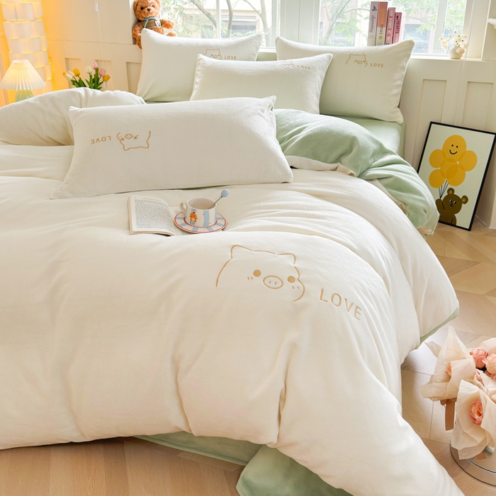 91家纺网 家纺一手货源 找家纺 梦恬佳 2025新款亲肤舒适牛奶绒刺绣四件套 奶白+新芽绿