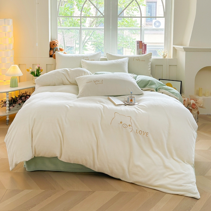 91家纺网 家纺一手货源 找家纺 梦恬佳 2025新款亲肤舒适牛奶绒刺绣四件套 奶白+新芽绿